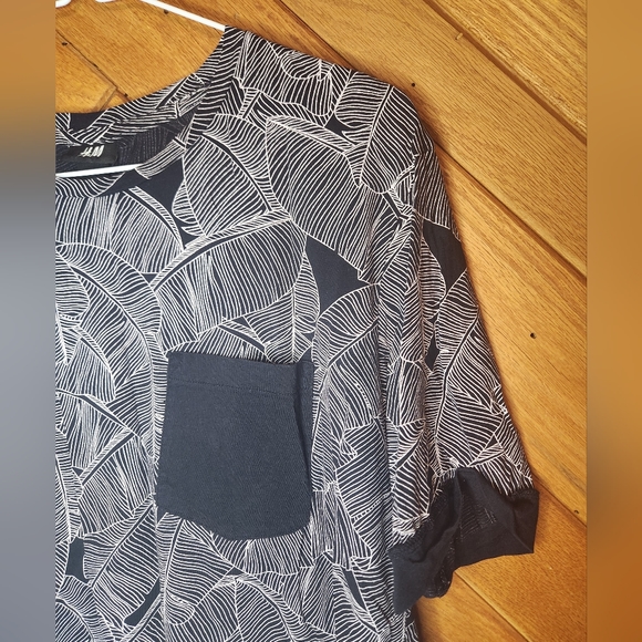 H&m black and white leaf print large pocket relaxed tshirt - Picture 3 of 9